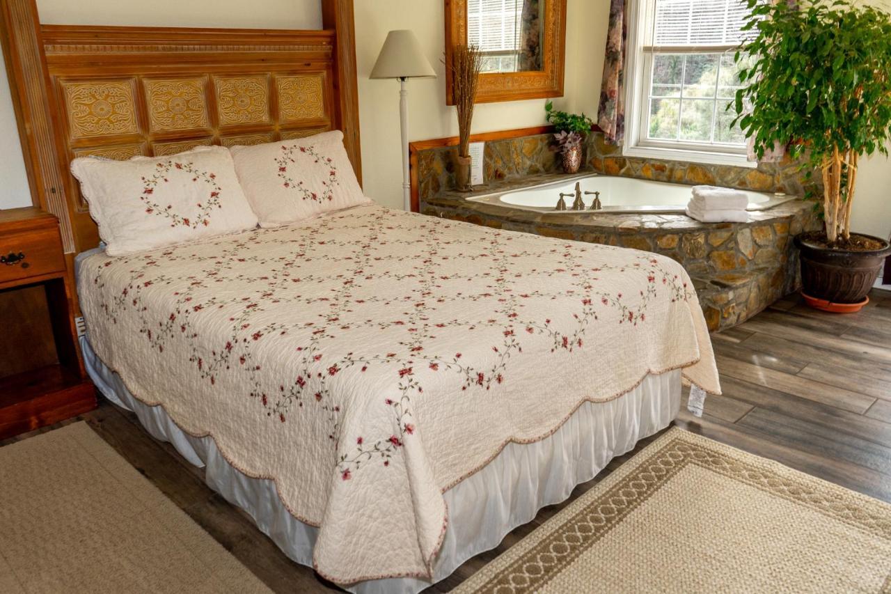 The Chimney Rock Inn & Cottages エクステリア 写真